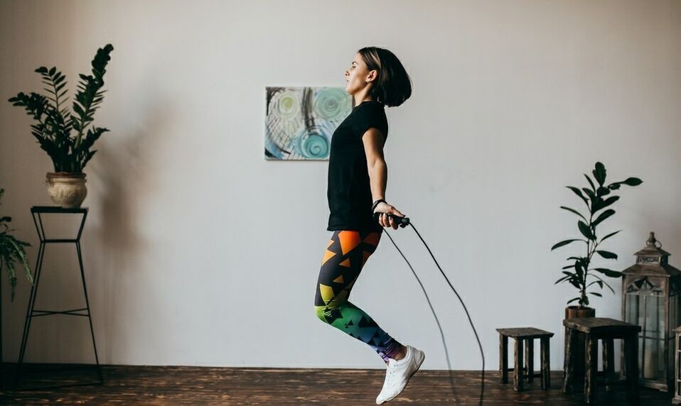 fille faisant un exercice avec une corde à sauter