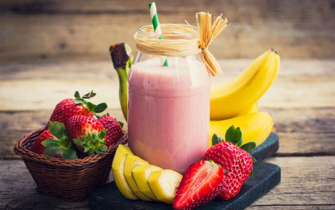 Smoothie aux fruits à la banane et à la fraise dans l'alimentation de ceux qui veulent perdre du poids