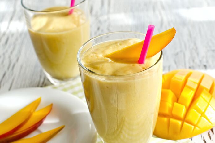 Smoothie à la mangue et au yaourt à l'orange pour perdre du poids