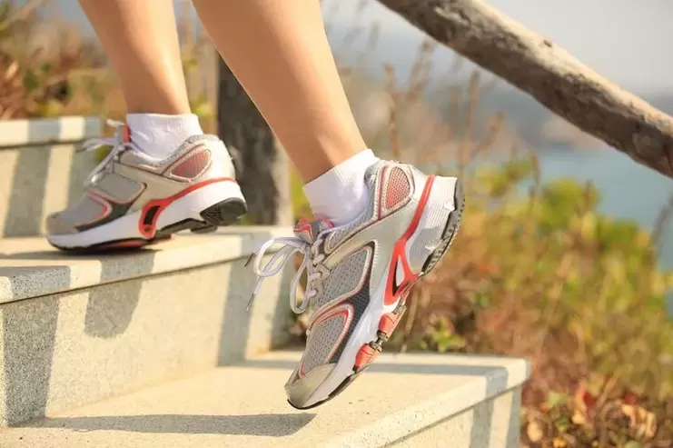Courir des escaliers est un moyen de renforcer les muscles des jambes et de perdre du poids