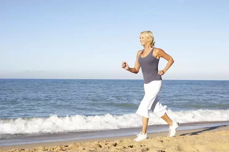 Une femme âgée de jogging pour la perte de poids et une bonne fonction cardiaque