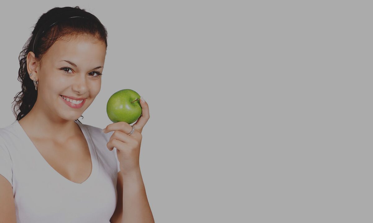 Il est recommandé de manger une pomme pour étouffer la sensation de faim lors d'un régime au sarrasin