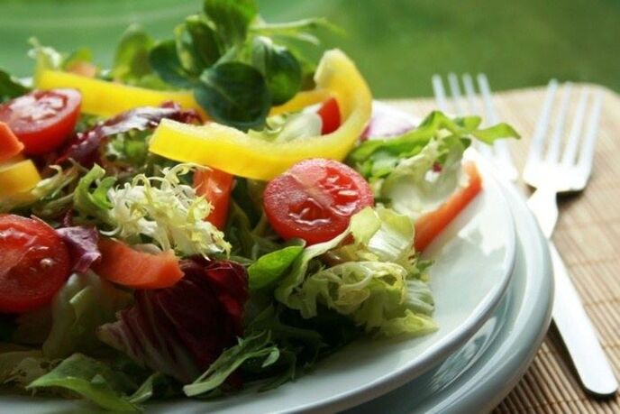 salade de légumes pour perdre du poids sur une bonne nutrition