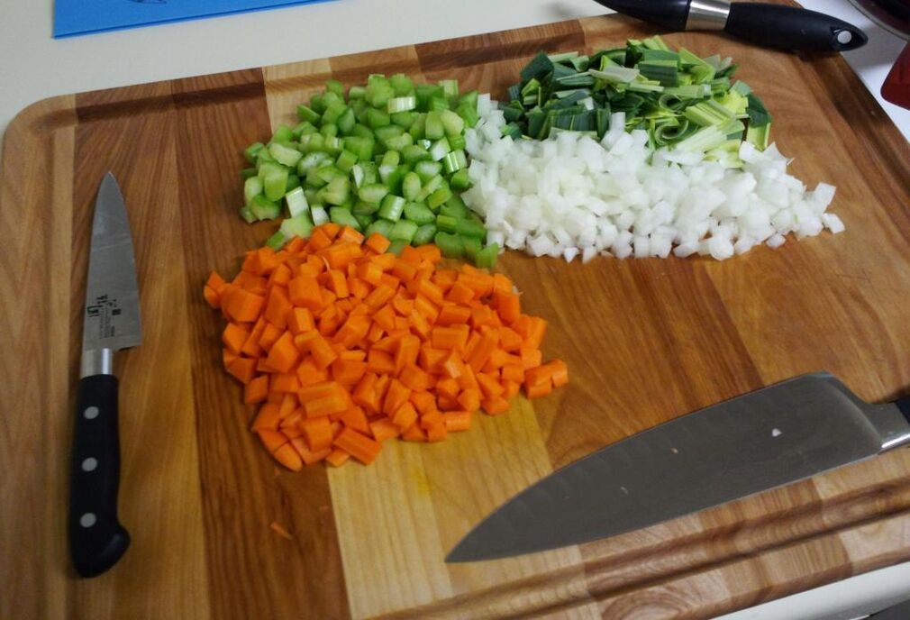 Les légumes doivent être hachés finement pour une meilleure digestion par l'estomac. 