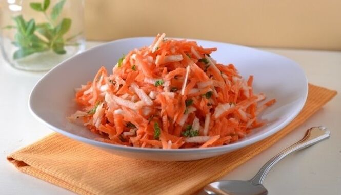 La salade diététique carottes-pommes fournira au corps d'une personne qui perd du poids des vitamines